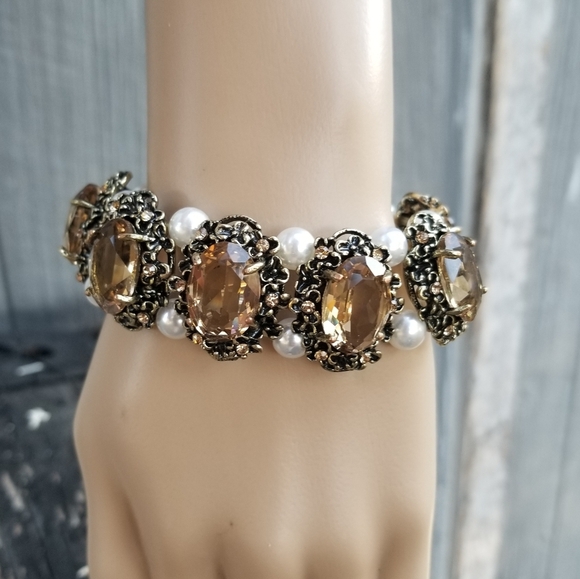 VINTAGE ORNATE GOLDTONE, AUSTRIAN CRYSTAL & FAUX PEARL STRETCH BRACELET - Picture 2 of 7